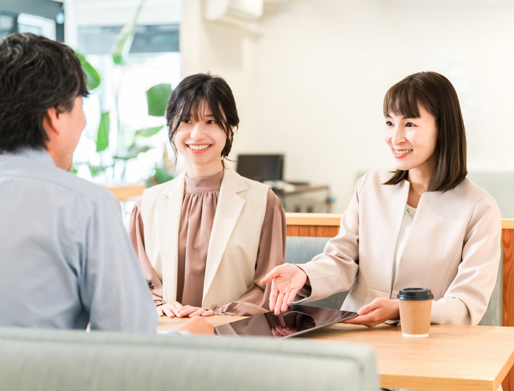 打ち合わせをするスタッフ