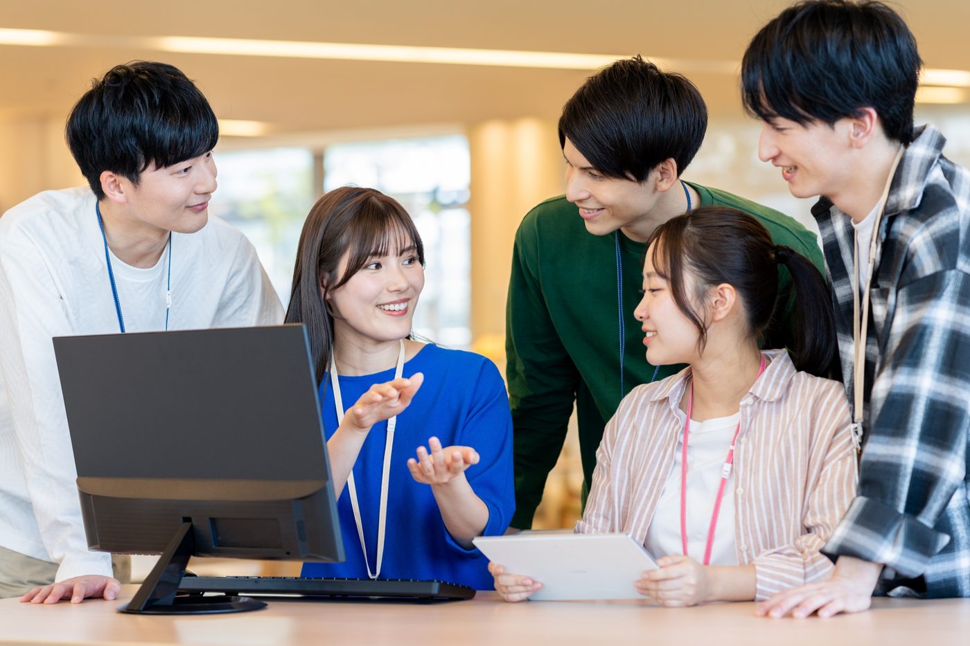 スタッフが打ち合わせをしている様子
