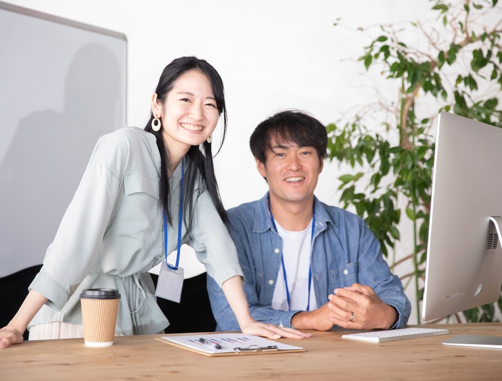 デスクで作業するスタッフ